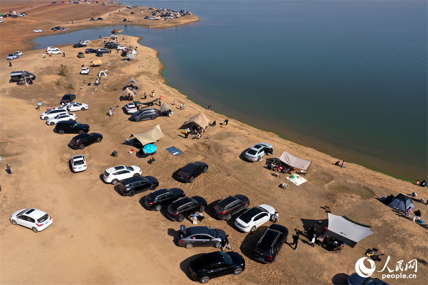 冬日暖陽下，馬咀山生態公園迎來眾多開車露營休閑的市民游客。人民網記者 時雨攝