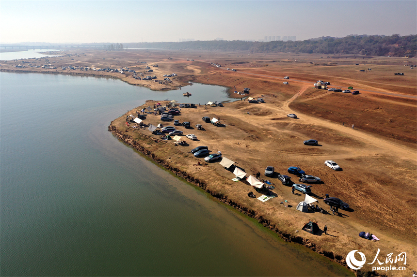冬日暖陽下，馬咀山生態公園迎來眾多開車露營休閑的市民游客。人民網記者 時雨攝