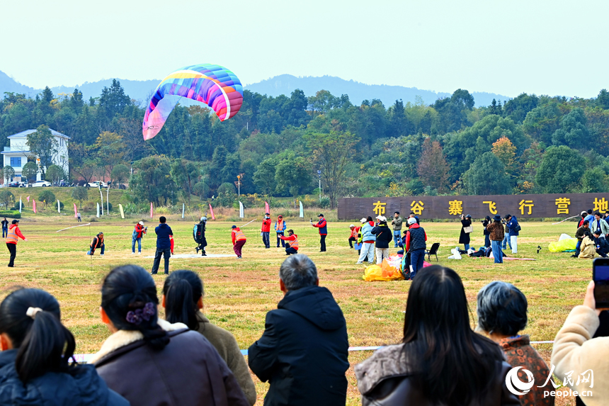 南康區龍回鎮布谷寨航空飛行營地，動力傘編隊、滑翔傘表演和比賽吸引眾多游客前來觀看。人民網記者 朱海鵬攝
