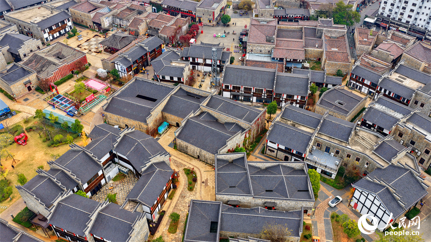 位于撫州市臨川區的文昌里歷史文化街區，一棟棟贛派建筑以其獨特的歷史風貌和文化底蘊，吸引游客紛至沓來。人民網記者 朱海鵬攝