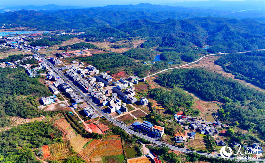 贛州市信豐縣正平鎮聯合村，車輛往來穿行，通村公路連通村莊、田園和蔬菜種植基地，勾勒出多彩斑斕的冬日鄉村圖景。人民網記者 朱海鵬攝