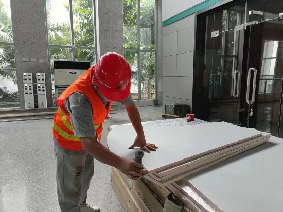 一名工人正在制作空調風管的保溫材料。人民網 彭姝婷攝