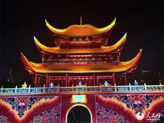 光影點亮岳陽樓。人民網記者 吳茜薇攝