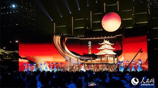 融合虛擬技術與大屏幕視覺呈現不同朝代的岳陽樓。人民網記者 吳茜薇攝